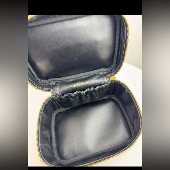 Authentic Chanel Patent Vanity bag (1995 Vintage) - Picture 8 of 11